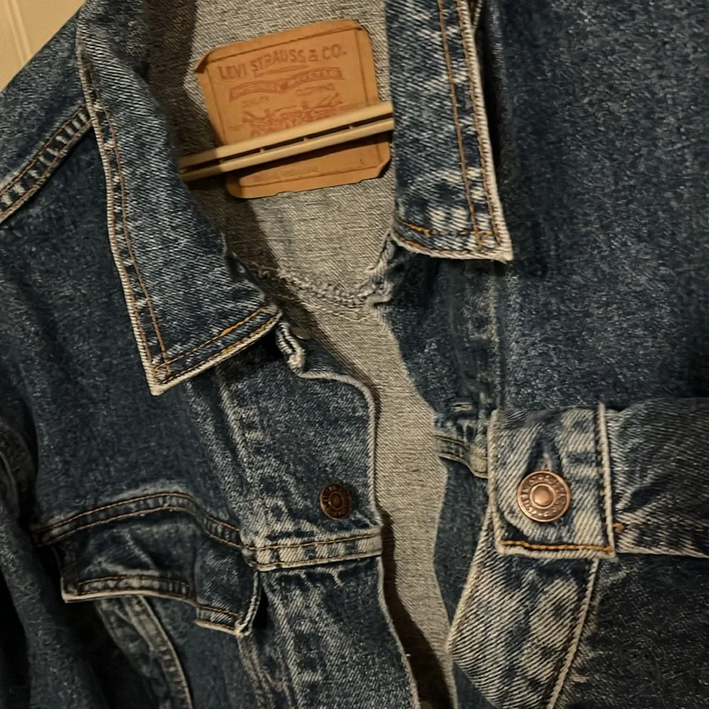 Size large Levi’s denim jacket, Excellent condition. Clean smoke free. - Picture 6 of 13